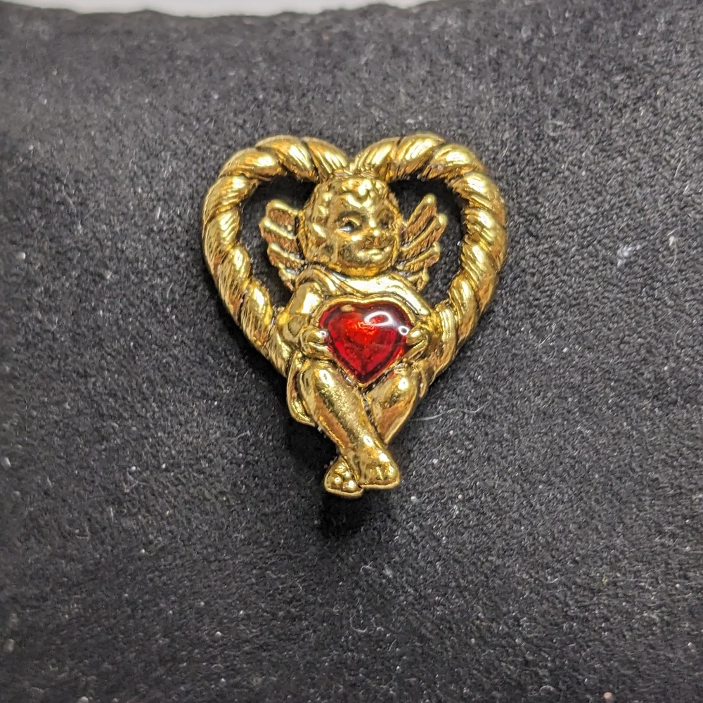 Vintage Avon Cherub‎ Angel with Red Heart Pin Brooch
